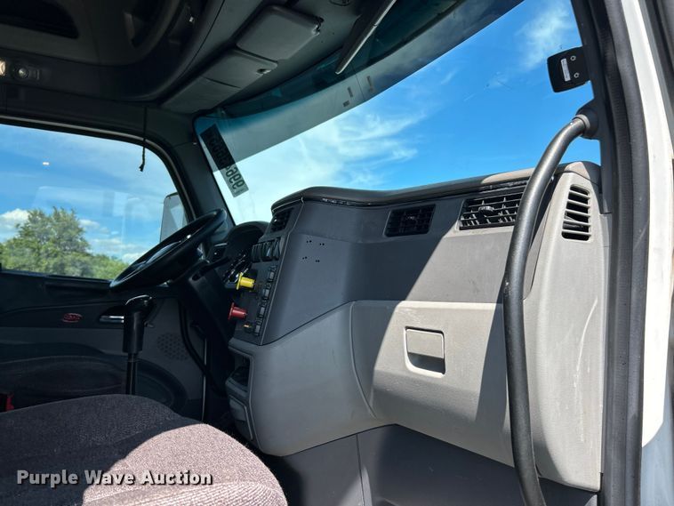 image for item YA2947 2017 Peterbilt 579 semi truck