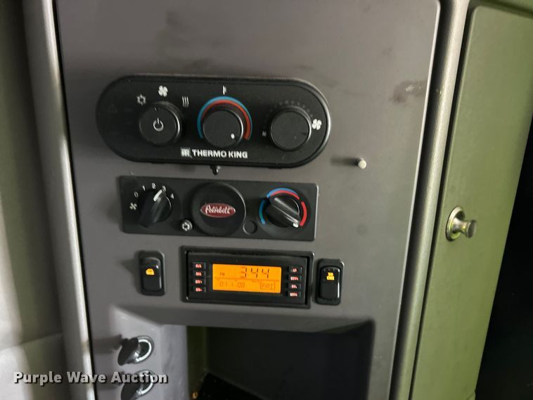 image for item YA2947 2017 Peterbilt 579 semi truck