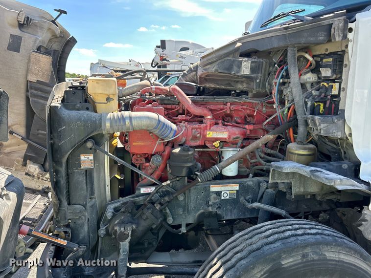 image for item YA2947 2017 Peterbilt 579 semi truck