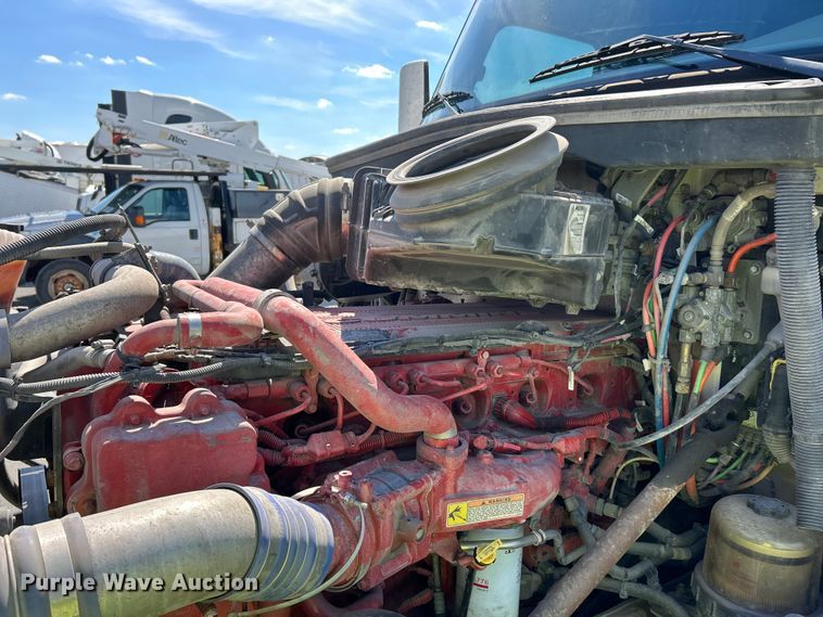 image for item YA2947 2017 Peterbilt 579 semi truck