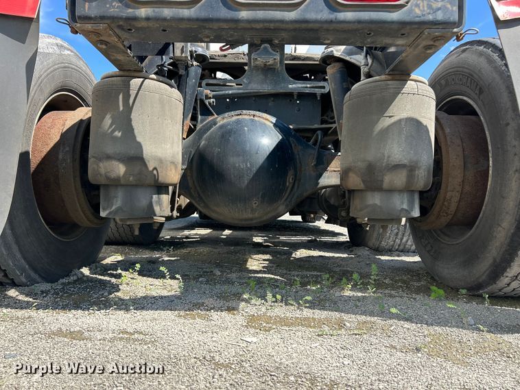 image for item YA2947 2017 Peterbilt 579 semi truck