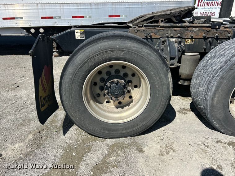 image for item YA2947 2017 Peterbilt 579 semi truck