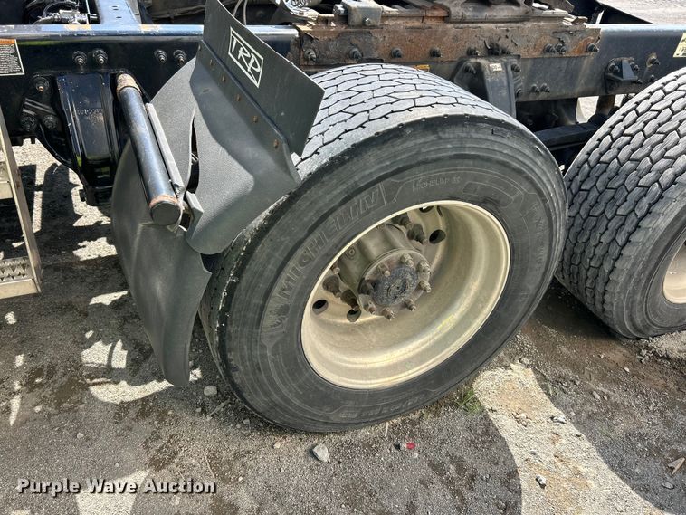image for item YA2947 2017 Peterbilt 579 semi truck