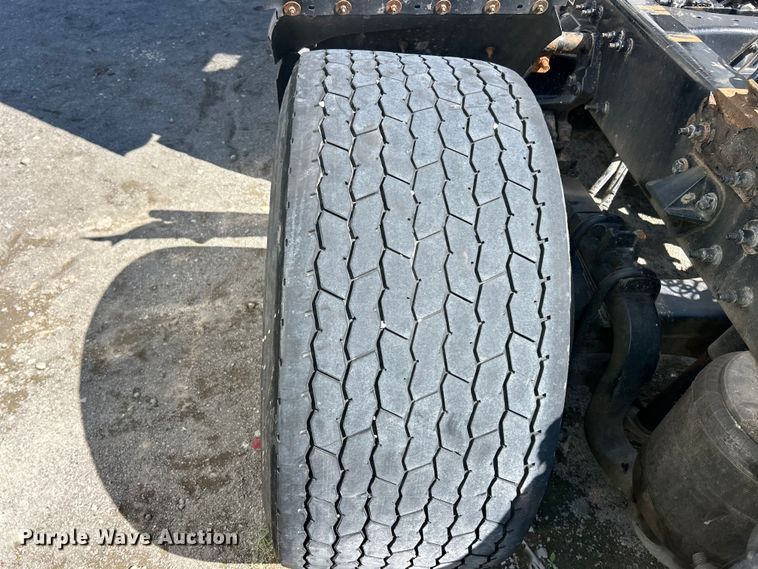 image for item YA2947 2017 Peterbilt 579 semi truck