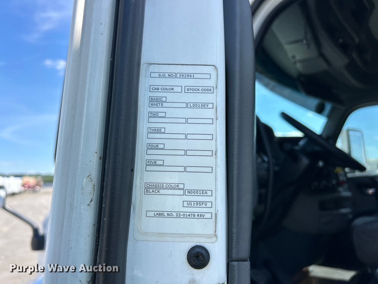 image for item YA2947 2017 Peterbilt 579 semi truck