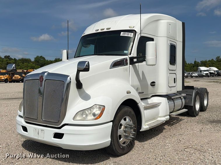 2015 Kenworth T680 semi truck