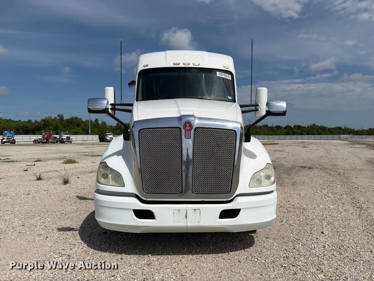 image for item YA3251 2015 Kenworth T680 semi truck