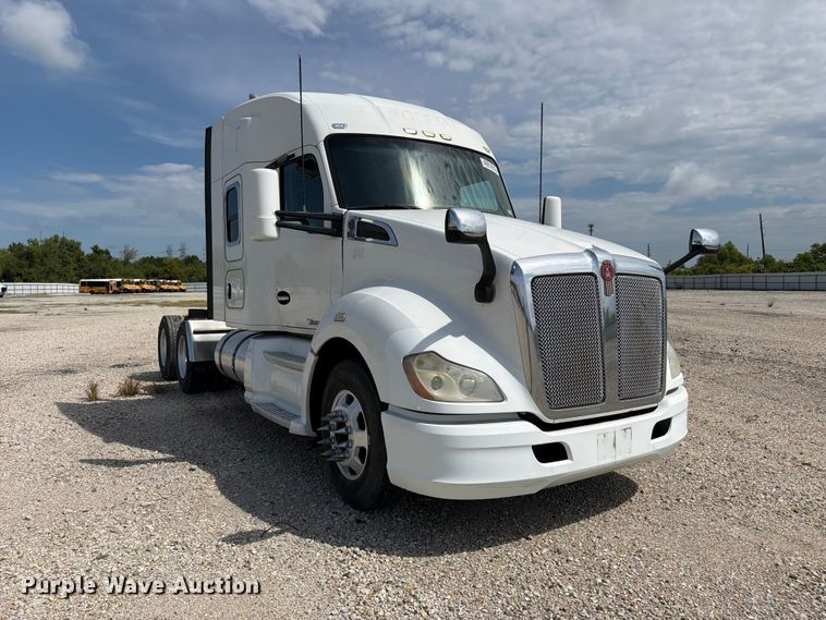 image for item YA3251 2015 Kenworth T680 semi truck