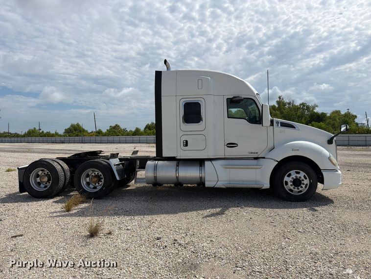 image for item YA3251 2015 Kenworth T680 semi truck