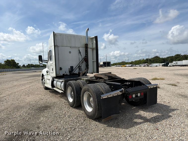 image for item YA3251 2015 Kenworth T680 semi truck