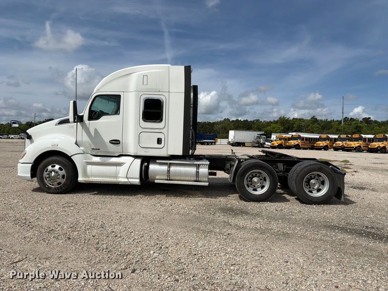 image for item YA3251 2015 Kenworth T680 semi truck