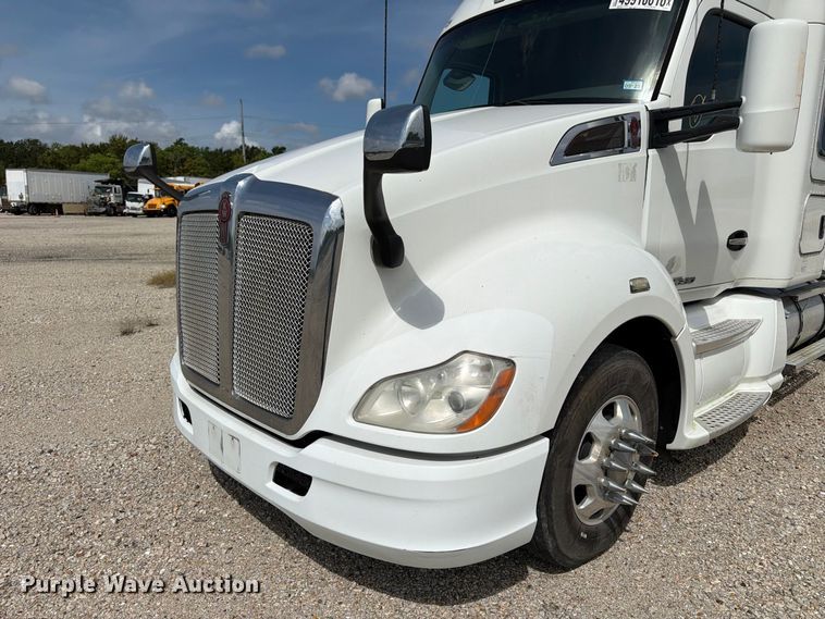 image for item YA3251 2015 Kenworth T680 semi truck