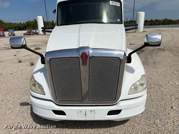 image for item YA3251 2015 Kenworth T680 semi truck