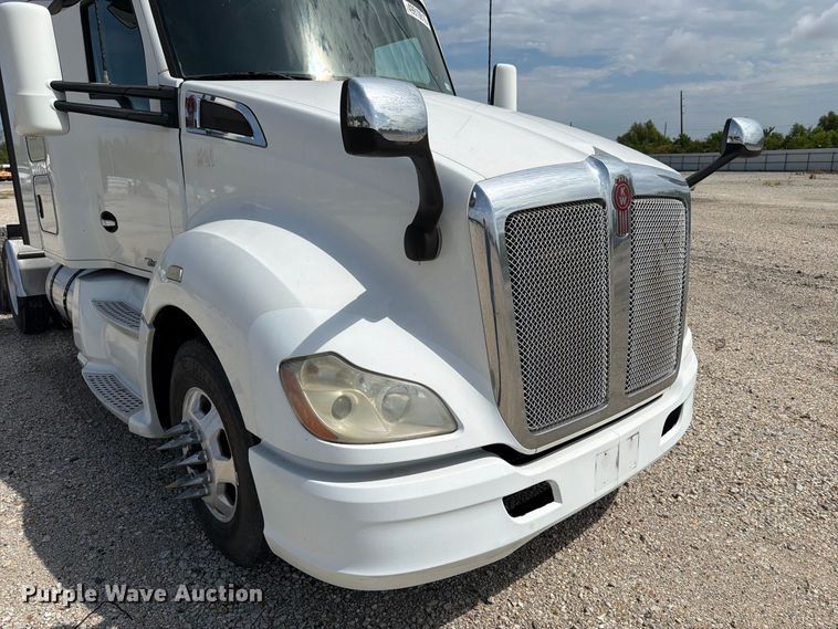 image for item YA3251 2015 Kenworth T680 semi truck
