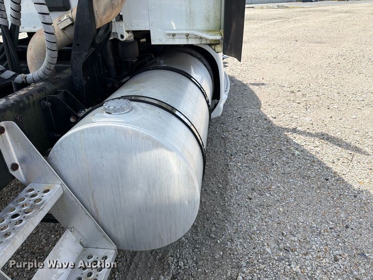 image for item YA3251 2015 Kenworth T680 semi truck