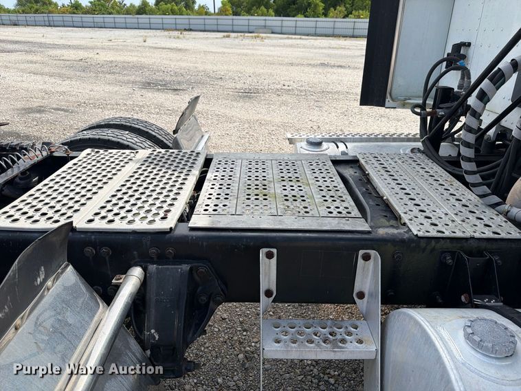image for item YA3251 2015 Kenworth T680 semi truck