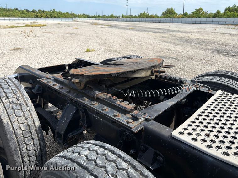 image for item YA3251 2015 Kenworth T680 semi truck