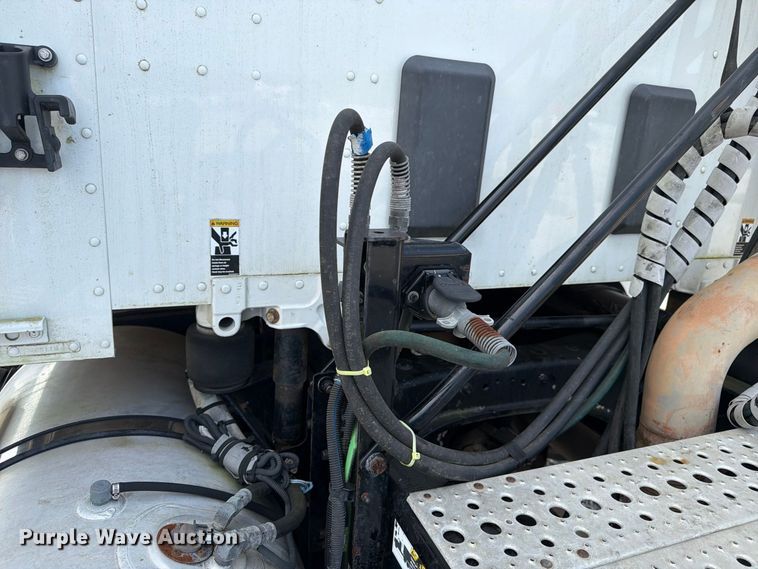 image for item YA3251 2015 Kenworth T680 semi truck