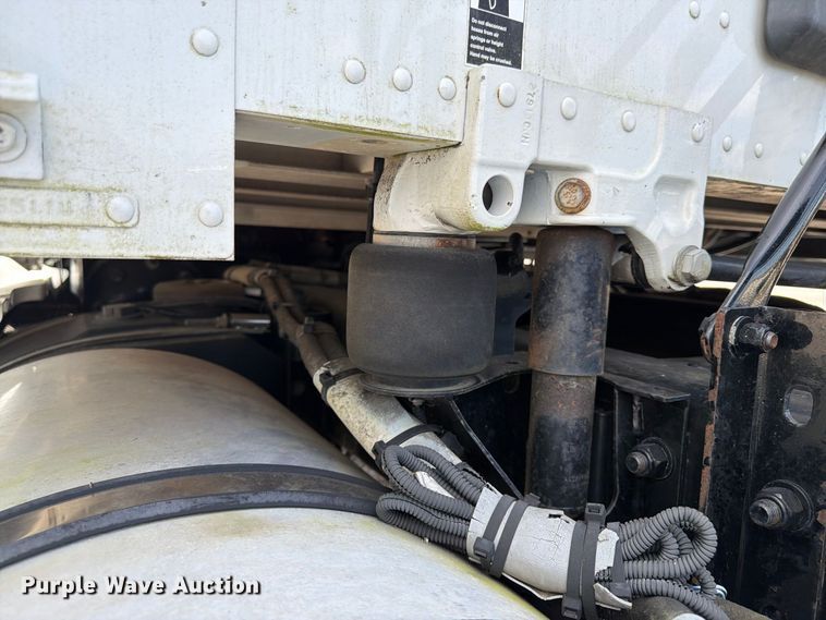 image for item YA3251 2015 Kenworth T680 semi truck
