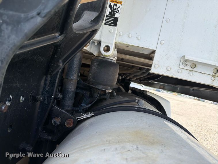 image for item YA3251 2015 Kenworth T680 semi truck