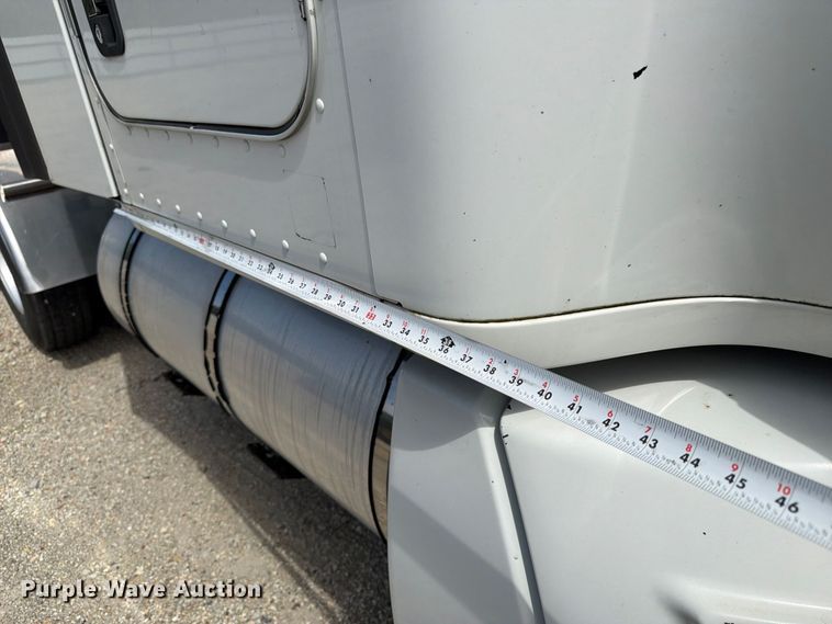 image for item YA3251 2015 Kenworth T680 semi truck