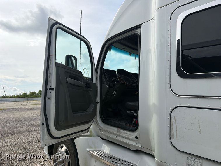 image for item YA3251 2015 Kenworth T680 semi truck
