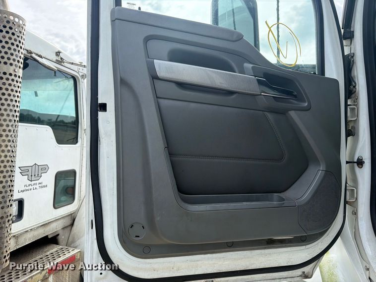 image for item YA3251 2015 Kenworth T680 semi truck