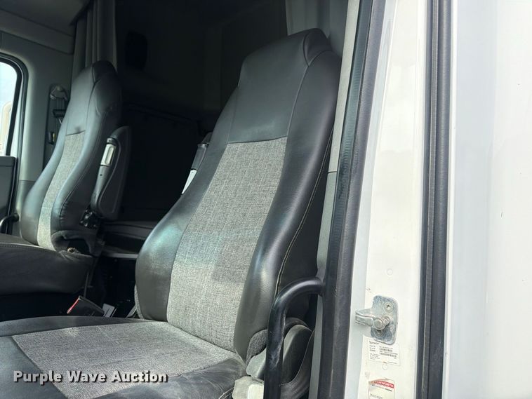 image for item YA3251 2015 Kenworth T680 semi truck