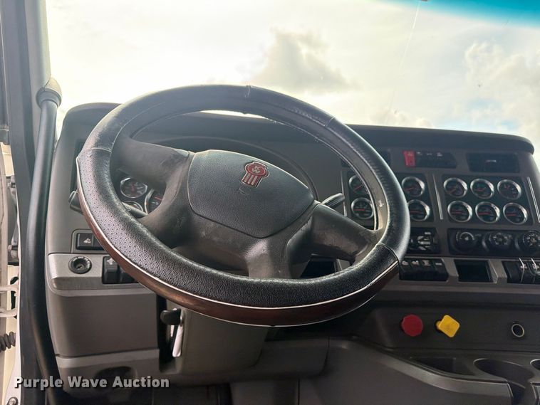 image for item YA3251 2015 Kenworth T680 semi truck