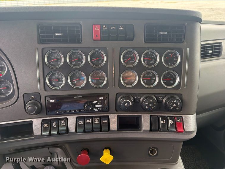 image for item YA3251 2015 Kenworth T680 semi truck