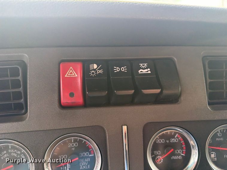 image for item YA3251 2015 Kenworth T680 semi truck