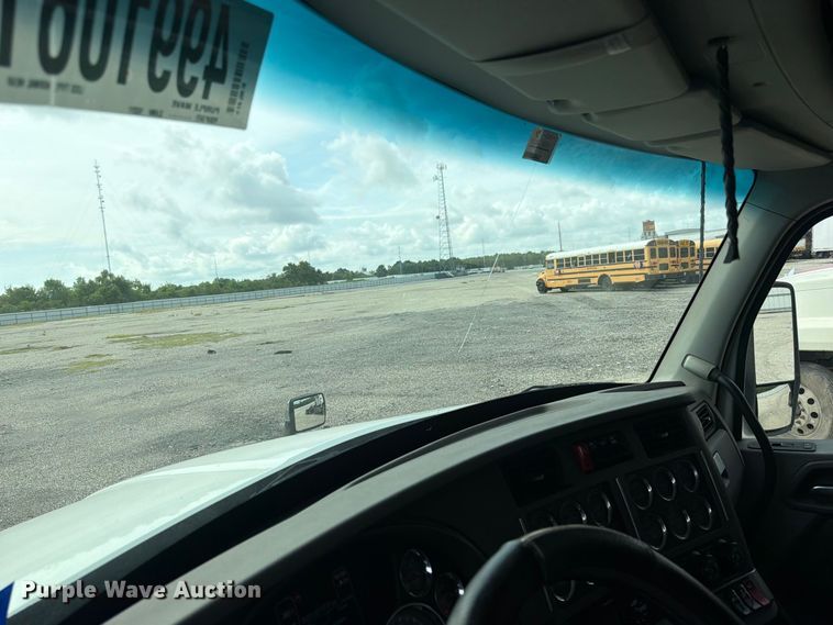image for item YA3251 2015 Kenworth T680 semi truck