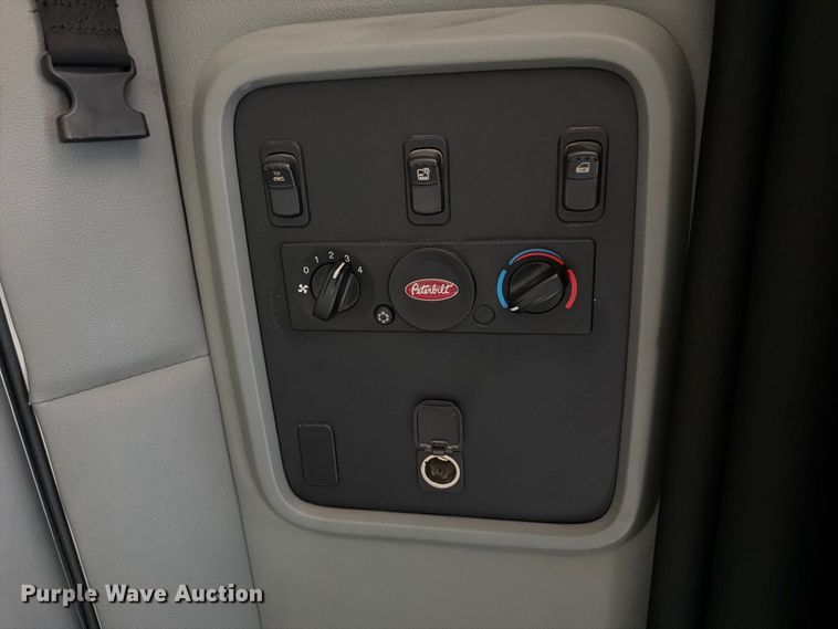 image for item YA3251 2015 Kenworth T680 semi truck