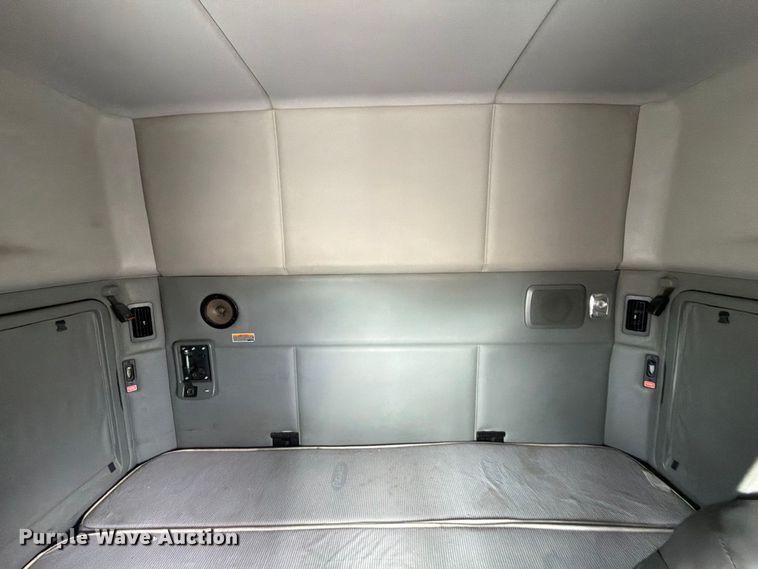 image for item YA3251 2015 Kenworth T680 semi truck