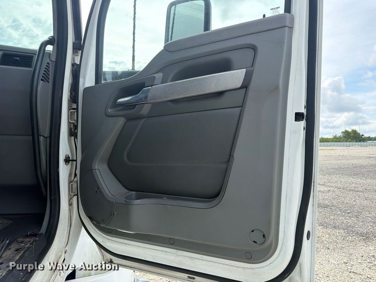 image for item YA3251 2015 Kenworth T680 semi truck