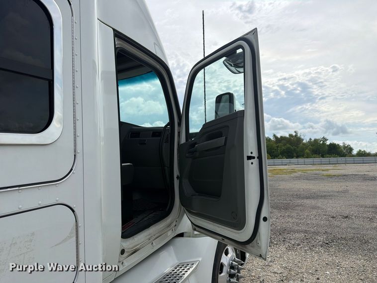 image for item YA3251 2015 Kenworth T680 semi truck