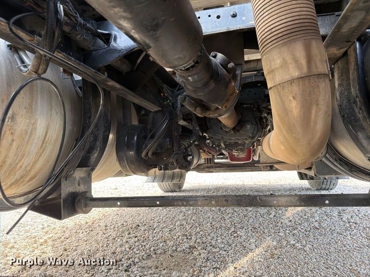 image for item YA3251 2015 Kenworth T680 semi truck
