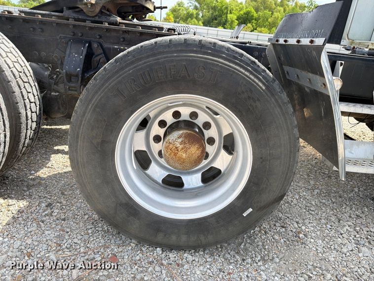 image for item YA3251 2015 Kenworth T680 semi truck