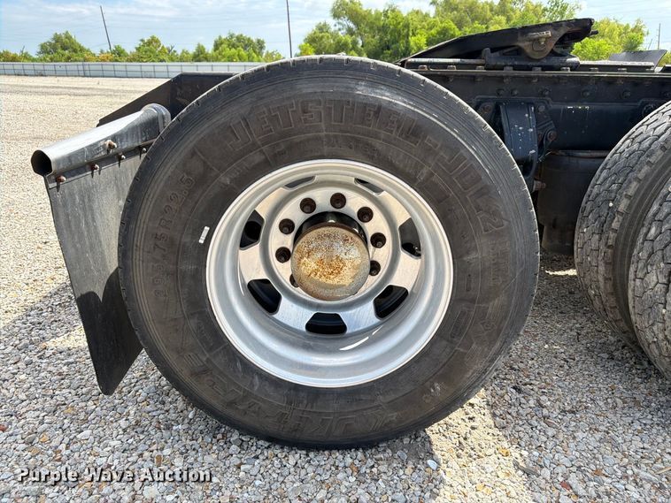 image for item YA3251 2015 Kenworth T680 semi truck