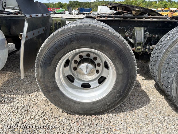 image for item YA3251 2015 Kenworth T680 semi truck