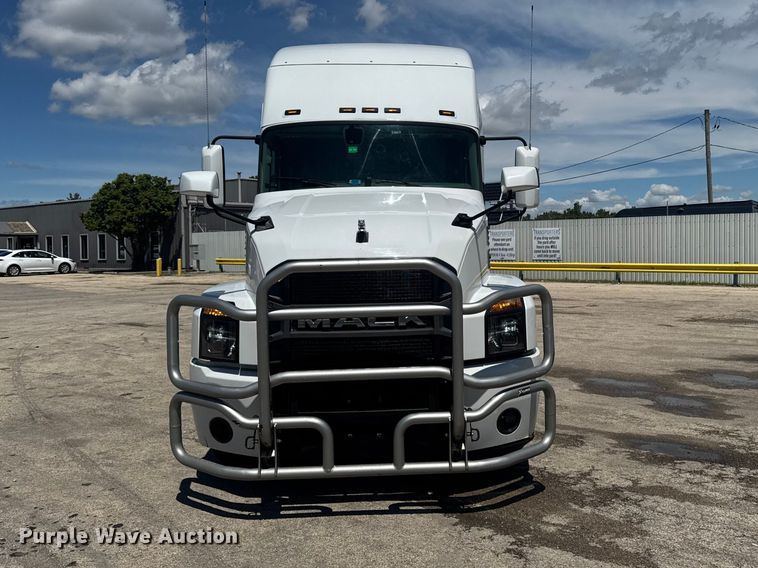 image for item YA3392 2023 Mack Anthem semi truck
