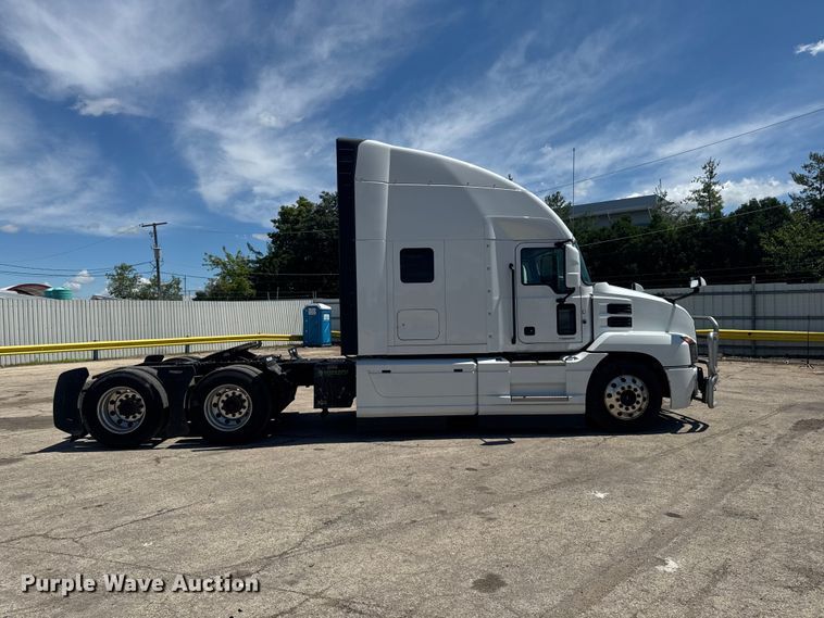 image for item YA3392 2023 Mack Anthem semi truck