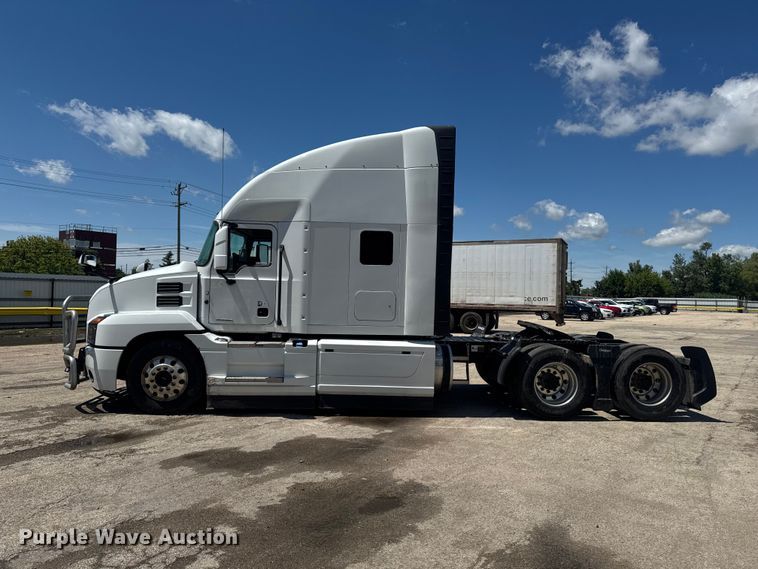 image for item YA3392 2023 Mack Anthem semi truck