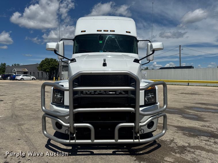 image for item YA3392 2023 Mack Anthem semi truck