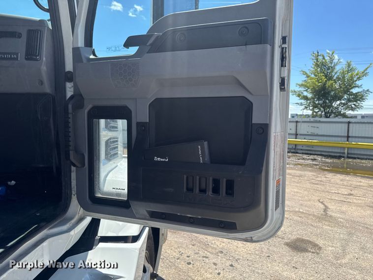 image for item YA3392 2023 Mack Anthem semi truck