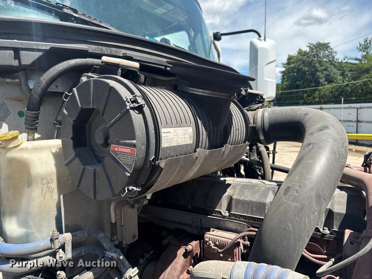 image for item YA3392 2023 Mack Anthem semi truck