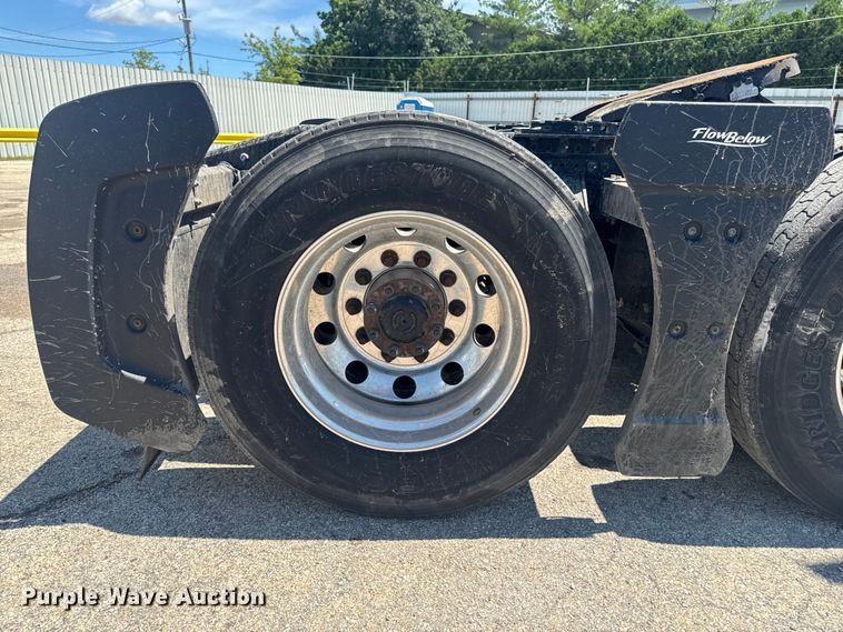 image for item YA3392 2023 Mack Anthem semi truck