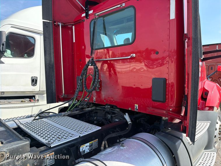 image for item YA3406 2019 Kenworth T680 semi truck