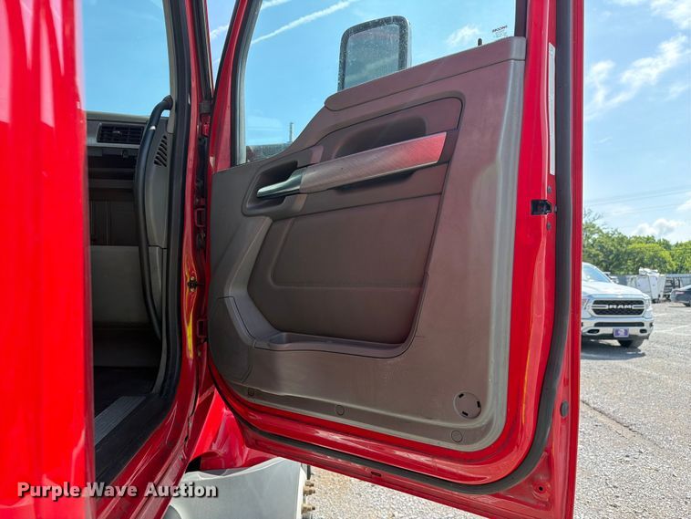 image for item YA3406 2019 Kenworth T680 semi truck