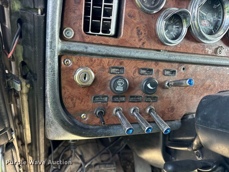 image for item YA3429 2006 Peterbilt 379 semi truck